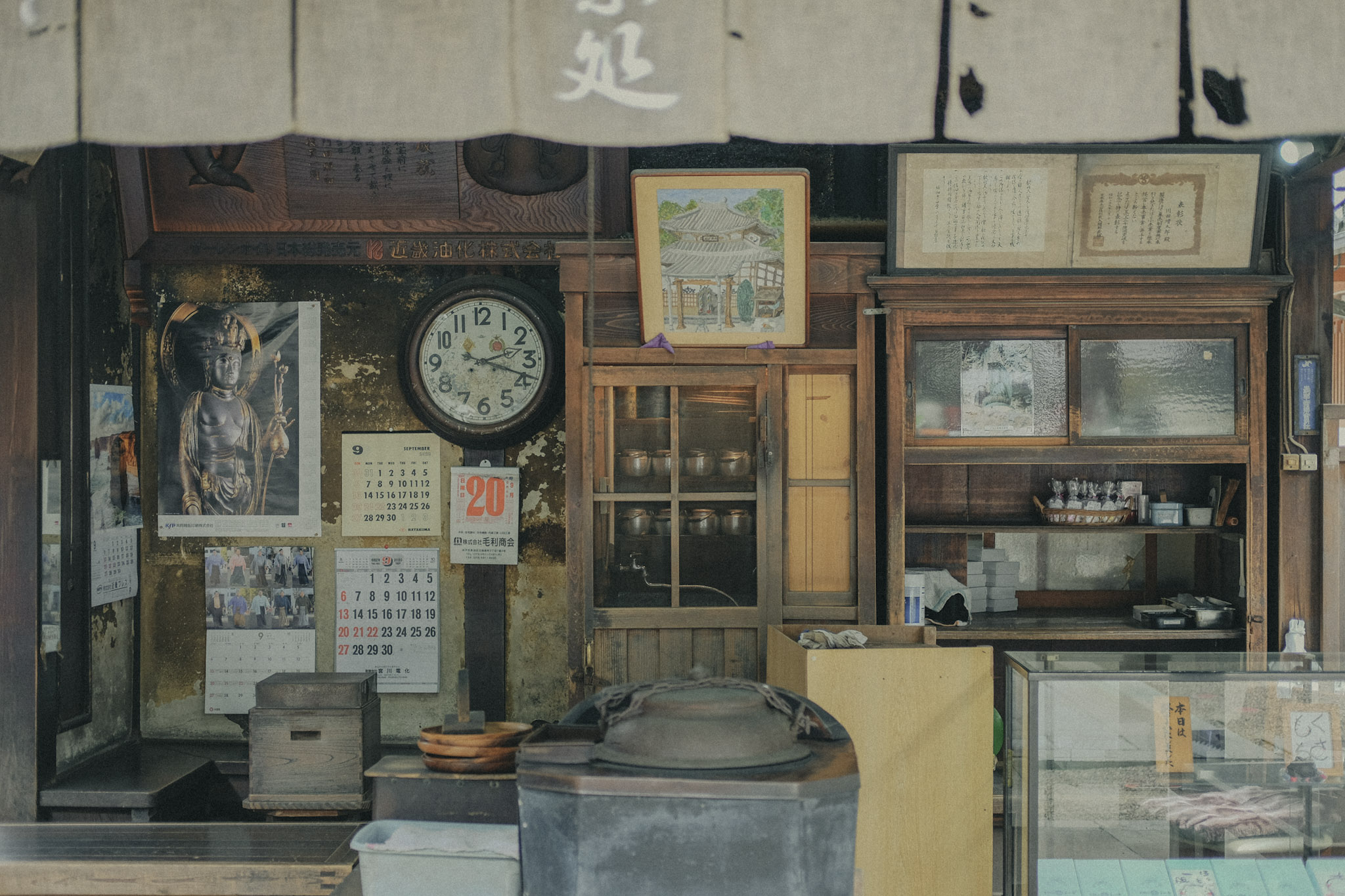 Old temple stand in wood (宝山寺)